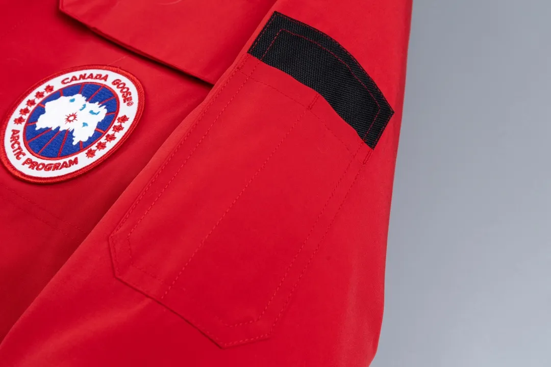 P820 (Top wolf fur version delivery handbag) Canada Goose Canada Goose #Expedition expedition parka classic down jacket ➖ Imported 21-count polyester-cotton blended original fabric [last year’s 16-count/18-count hard fabrics have been completely eliminated, this year all use 21-count genuine synchronous fabrics, the soft mid-band feels delicate and textured], genuine synchronous Feather-Light 10D waterproof coated fabric, made of 84.5% polyester fiber and 15.5% cotton, 100% the best feel in the entire network! ➖ The genuine official website uses the national standard 80 white duck down, and will never be misled by false claims such as 90 down or goose down! ➖ Using the best nylon lining with double double-layer sealing design, velvet-proof No. 7 needle + grid-filled down ready-made garments, there is 100% no so-called velvet running! ➖ The cuffs are designed with thickened seamless threads, and the collar and pockets are lined with top-quality polar fleece to keep you warm and comfortable! ➖ Yoshida YKK provides original custom-made electroplated sliders. YKK two-way lockable zippers are tight and smooth and will not peel off paint! ➖ 3M composite guarantees that the Velcro is the same as the original, durable, and all accessories and hardware are custom-made! ➖ The imported Behringer embroidery machine customizes the 10,000-needle embroidery logo, and 98% of the replicas restore the original logo. ➖ ​​The fur collars are all made of large pieces of Western Canadian blue wolf leather, ensuring that each fur collar is 13-15cm wide!